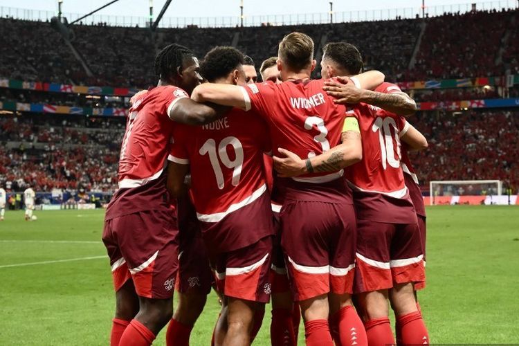 Para pemain Swiss merayakan gol Dan Ndoye ke gawang Timnas Jerman. Timnas Jerman menghadapi Swiss pada laga Grup A di Frankfurt Arena pada Minggu (23/6/2024) atau Senin dini hari WIB. Artikel ini berisi daftar tim lolos ke 16 besar Euro 2024 termasuk Swiss. 