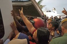 Bahagianya Warga Semarang Dapat Sembako dari Presiden Jokowi meski Harus Berebut