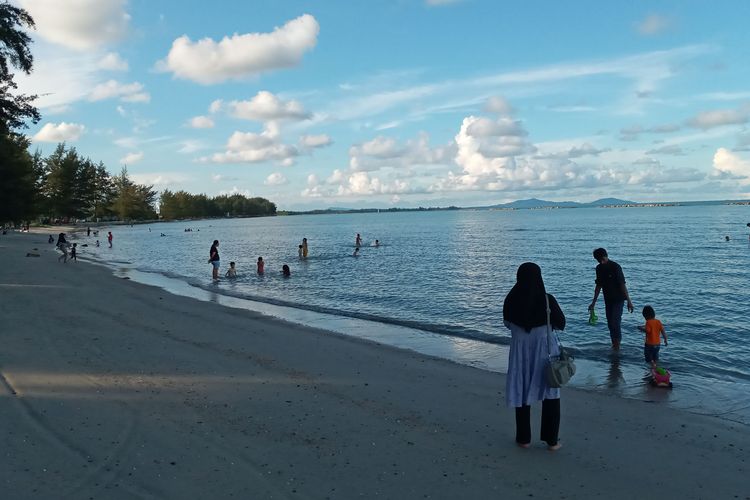 Pantai Pasir Padi Pangkalpinang, Kepulauan Bangka Belitung, Sabtu (30/10/2021).