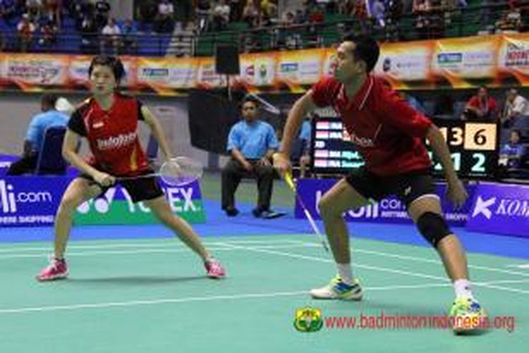 Ganda campuran Indonesia, Muhammad Rijal (kanan)/Debby Susanto menahan serangan lawan, Edi Subaktiar/Gloria Emanuelle Widjaja, pada babak kedua Indonesia Open Grand Prix Gold 2013, (26/9/2013).