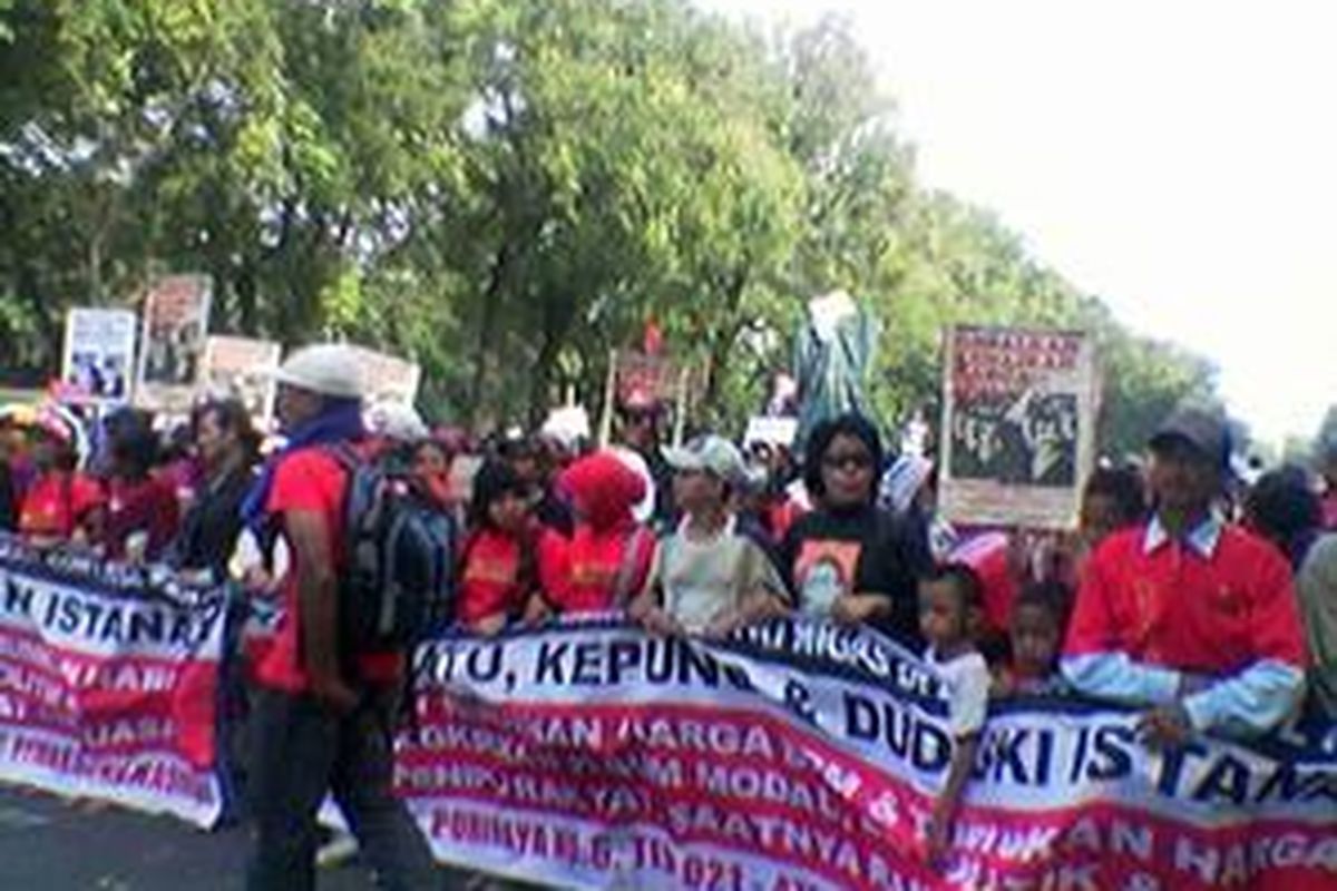 Ribuan buruh, dan kaum miskin kota yang tergabung dalam Front Pembebasan Nasional, pukul 15.00, Kamis (29/5), mulai berkumpul di depan Kantor Menteri Koordinator Kesejahteraan Rakyat, Jalan Merdeka Selatan, dekat Istana Merdeka. Mereka berunjuk rasa menolak kenaikan harga bahan bakar minyak. Sejumlah demonstran di barisan depan tampak membawa bendera panji-panji bertulis antara lain, Federasi Serikat Buruh Karya Utama, Serikat Pemuda Pekerja Paseban, Konggres Aliansi Serikat Buruh Indonesia, dan Serikat Nelayan Tradisional Indramayu. Agar tidak mengganggu arus lalulintas, polisi mulai mengarahkan para pengunjuk rasa ke seberang Istana Merdeka. 