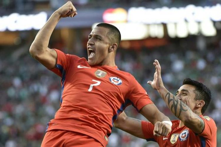 Alexis Sanchez dan Edson Puch merayakan gol Cile ke gawang Meksiko pada perempat final Copa America di Santa Clara, Minggu (19/6/2016) WIB.