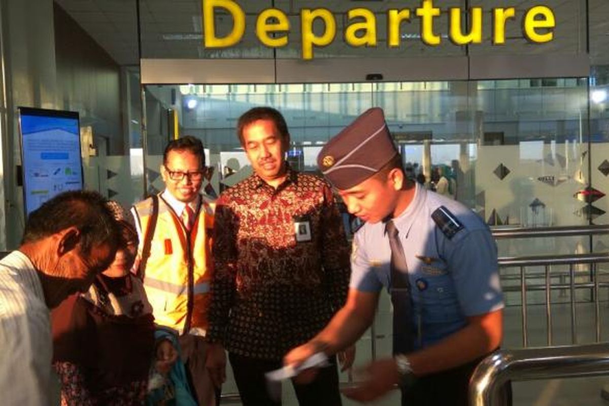 Direktur Utama PT Angkasa Pura II (Persero) Muhammad Awaluddin didampingi General Manager Bandara Depati Amir Eko Prihadi saat meninjau kesiapan soft launching bandara baru Depati Amir, Pangkal Pinang, Bangka Belitung. Rabu (11/1/2017)