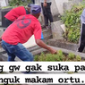 Viral, Video Peziarah Diserbu Pembersih Makam Ortu: 