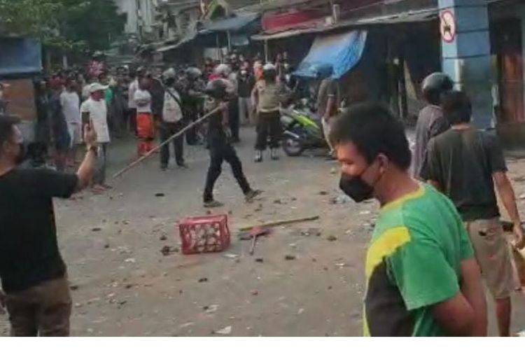 Bentrokan antar warga terjadi di Jalan Menteng Wadas, Pasar Manggis, Setiabudi, Jakarta Selatan, Selasa (20/7/2021). 