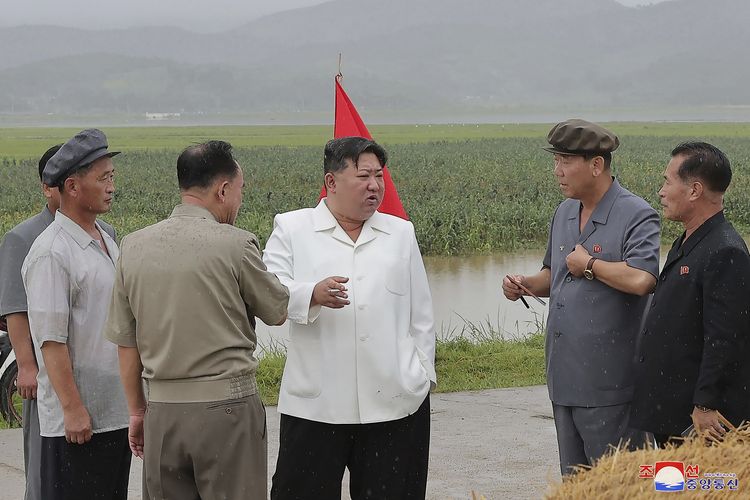 Pemimpin Tertinggi Korea Utara Kim Jong Un (tengah) saat mengunjungi lokasi yang terdampak badai Khanun di Anbyon, Provinsi Kangwon, dalam foto yang dirilis pada Senin (14/8/2023) oleh Pemerintah Korut.