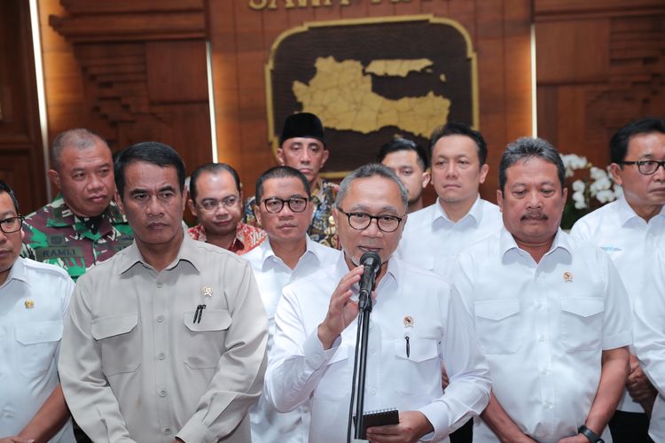 Menteri Koordinator Bidang Pangan (Menko Pangan) Zulkifli Hasan (Zulhas) dalam kegiatan Rapat Koordinasi Terbatas Bidang Pangan di Gedung Negara Grahadi, Jawa Timur (Jatim), Selasa (7/1/2025).