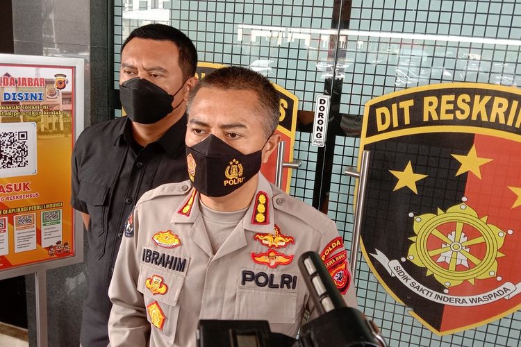 Kepala Bidang Hubungan Masyarakat Polda Jabar Komisaris Besar Polisi Ibrahim Tompo tengah menjelaskan lengkapnya berkas pinjol Sleman Yogyakarta untuk kemudian dilimpahkan ke Kejaksaan.