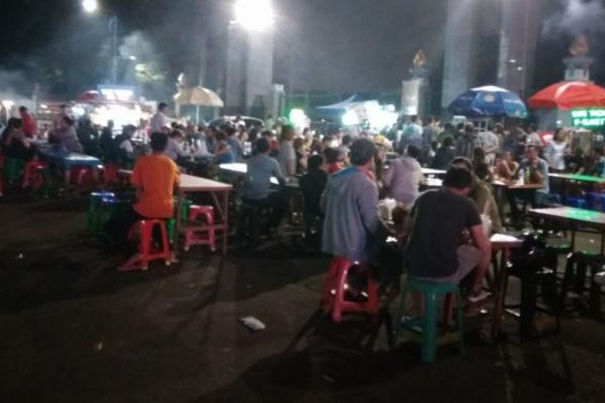 Lokasi baru sate taichan Senayan di depan gerbang GBK Jalan Plaza Barat.