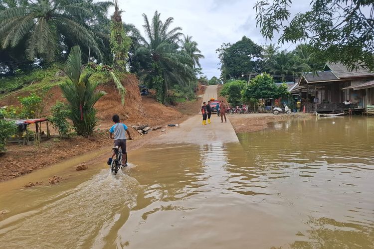 Kondisi Banjir di desa wilayah Penajam Paser Utara, Kalimantan Timur yang berangsur surut, Rabu (26/6/2024).