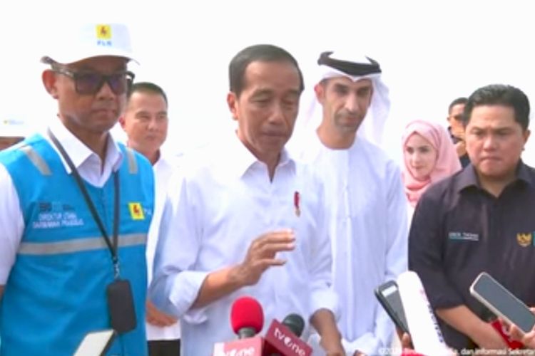 Presiden Joko Widodo memberikan keterangan pers usai meresmikan Pembangkit Listrik Tenaga Surya (PLTS) Terapung di Cirata, Purwakarta, Jawa Barat pada Kamis (9/11/2023).