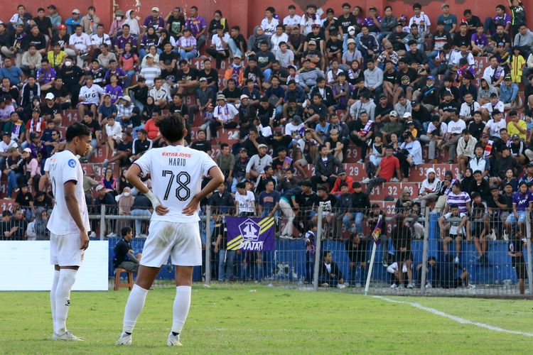 Pemain Persik Kediri saat menanti kelanjutan laga pekan ke-23 Liga 1 2023-2024 melawan PSM Makassar yang sempat dihentikan selama 76 menit karena perdebatan sundulan Yuran Fernandes yang berakhir dengan skor 1-1 di Stadion Brawijaya Kediri, Jawa Timur, Senin (18/12/2023) sore.