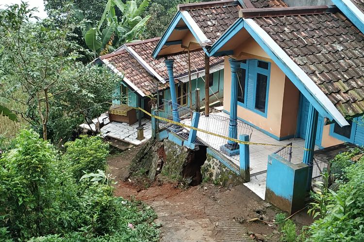 Rumah rusak terdampak bencana tanah bergerak di Kampung Gunubgbatu, Desa Kertaangsana, Nyalindung, Sukabumi, Jawa Barat, Rabu (1/5/2019).