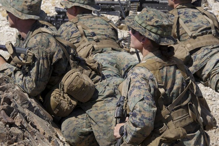 Seorang tentara perempuan Amerika Serikat berpartisipasi dalam sebuah latihan di Marine Corps Air Ground Combat Center Twentynine Palms, California, pada 18 September 2017. (AFP/Gregory Boyd/ Korps Marinir AS)
