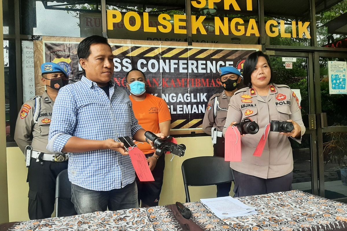 Kapolsek Ngaglik Kompol Anjar Istriani saat menunjukan barang bukti yang berhasil diamankan dari pelaku pencurian berinisial IC (22).