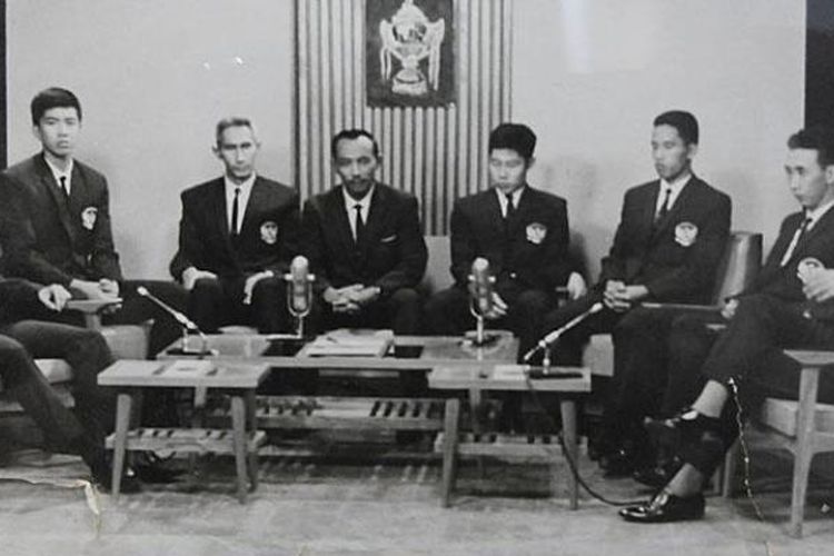 Tim Piala Thomas 1967 bersama penyiar TVRI Sambas