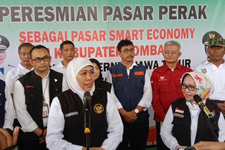 Gubernur Jawa Timur Khofifah Indar Parawansa, didampingi Bupati Jombang Mundjidah Wahab, meresmikan beroperasinya Pasar Perak, Kabupaten Jombang, Minggu (5/3/2023).