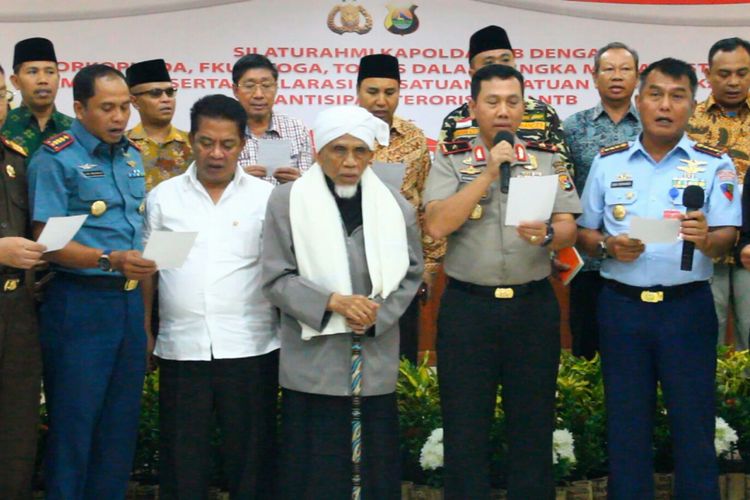 Deklarasi polisi, TNI dan tokoh lintas agama melawan dan mengantisipasi terorisme di NTB, di Mapolda NTB, Rabu (16/5/2018).