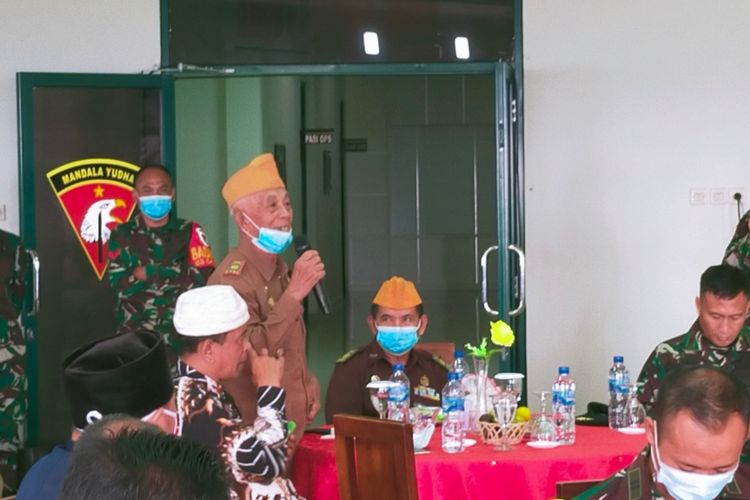 Achro (81) seorang lansia warga Rangkasbitung, Kabupaten Lebak, Banten, mengeluhkan kondisi istrinya setelah divaksin Covid-19. Kata dia, istrinya mengalami perubahan, di antaranya jadi pelupa.