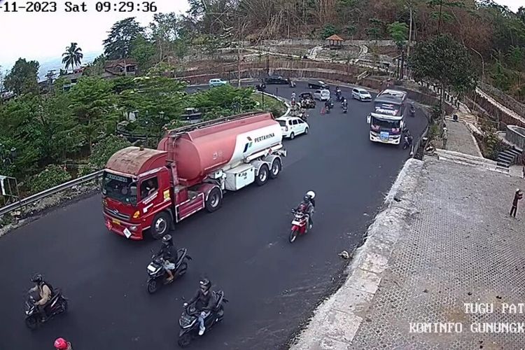 Potongan video kecelakaan Bus vs Sepeda Motor di jalan Yogyakarta -Wonosari KM 17, Patuk, Gunungkidul. Sabtu (11/11/2023)