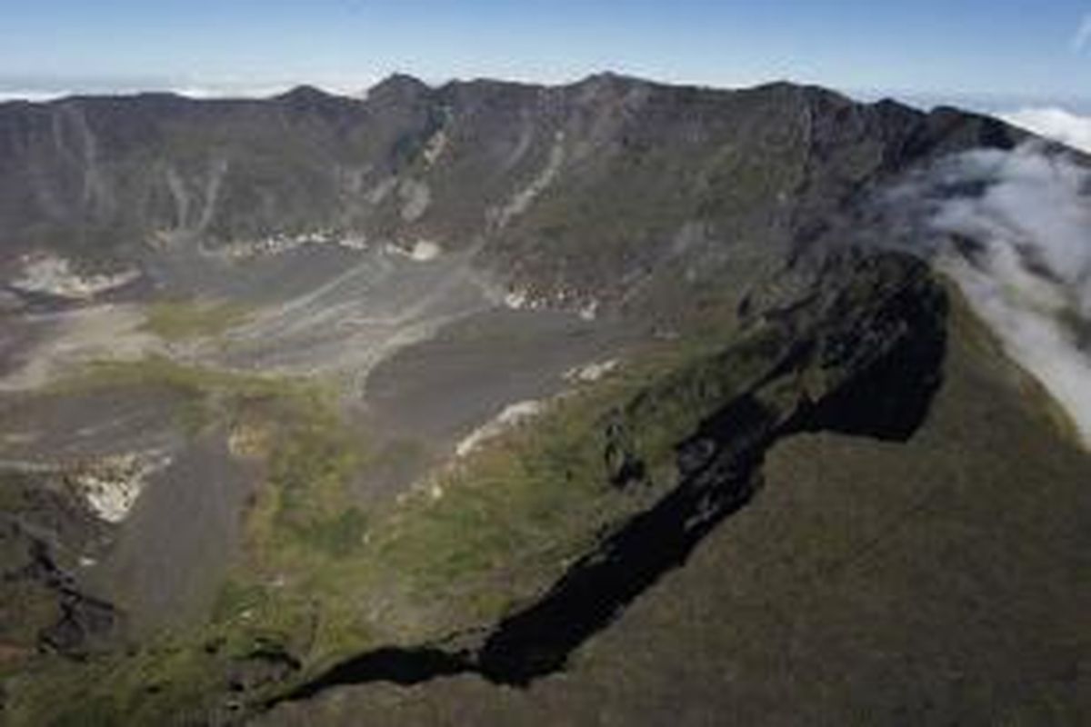 Kawah Gunung Tambora berdiameter lebih kurang tujuh kilometer yang dipagari tebing curam sedalam 1.200 meter di Kabupaten Bima dan Dompu, Nusa Tenggara Barat, Minggu (19/6/2011).