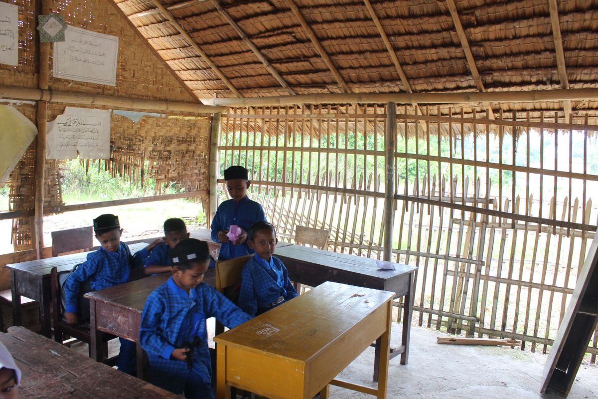 Belasan murid sedang belajar di Madrasah Ibtidaiyah Swasta (MIS) Darussalam, Desa Abeuk Reuling, Kecamatan Sawang, Kabupaten Aceh Utara, Rabu (26/8/2020). 