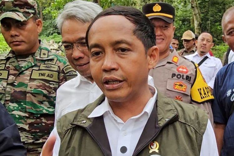 Menteri Kehutanan (Menhut) Raja Juli Antoni saat meninjau Taman Wisata Alam (TWA) Grojogan Sewu, Kecamatan Tawangmangu, Kabupaten Karanganyar, Jawa Tengah (Jateng), pada Jumat (27/11/2024).