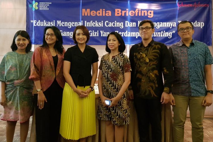 dr Juwalita Surapsari SpGK (ketiga dari kiri) dan dr Elizabeth Jane Soepardi, MPH, DSc (keempat dari kiri) saat acara Combatrin, Jakarta, Jumat (20/4/2018).