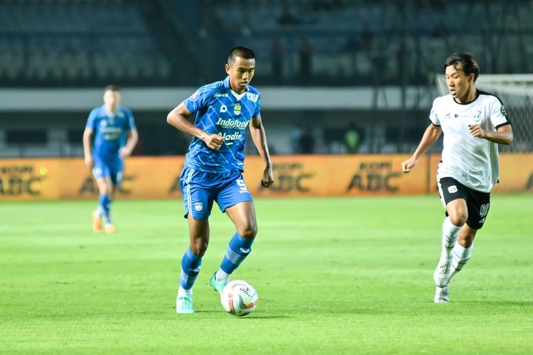 Kakang Rudianto bek Persib (biru) kala dipercaya tampil menjadi bek kanan Maung Bandung dalam pertandingan pekan ke-10 Liga 1 2023-2024 antara Persib vs RANS Nusantara FC di Stadion Gelora Bandung Lautan Api (GBLA), Sabtu (20/8/2023). 