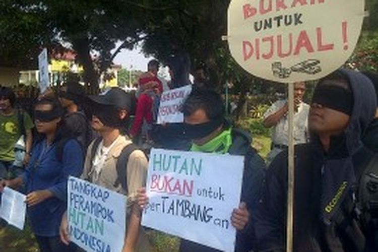 Sebanyak 20 orang aktivis Wahana Lingkungan Hidup Indonesia (WALHI) melakukan aksi demonstrasi di depan gerbang Mapolda Jawa Barat, Kamis (20/6/2013). Uniknya, aksi tersebut dilakukan dengan cara menutup mata menggunakan kain berwarna hitam. 
