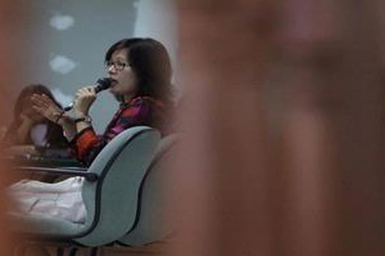 Acara persidangan dengan kasus korupsi pembangunan PLTS di Kemenakertrans dengan terdakwan Neneng Sriwahyuni, kembali di gelar oleh majelis hakim pengadilan Tindak Pidana Korupsi (Tipikor), Jakarta, Selasa (4/12/2012). Agenda sidang kali ini mendengarkan keterangan saksi-saksi. Saksi yang hadir antara lain  Arifin Ahmad dan Mindo Rosalina Manulang 

