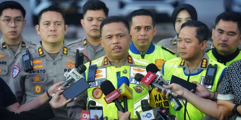 Kakorlantas Polri Irjen Agus Suryonugroho saat memantau arus lalu lintas di Command Center KM 29 Tol Jakarta-Cikampek, Sabtu (21/3/2026).