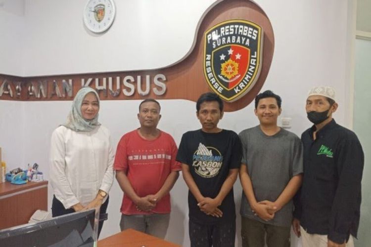 MAH (26), pria yang sempat diduga pelaku penculikan anak di Surabaya, Jawa Timur, dikembalikan oleh penyidik ke pihak keluarga, Kamis (2/2/2023).