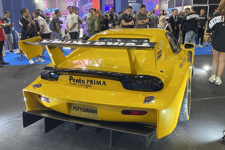 Mazda RX-7 Pakai Wide Bodykit dari Liberty Walk