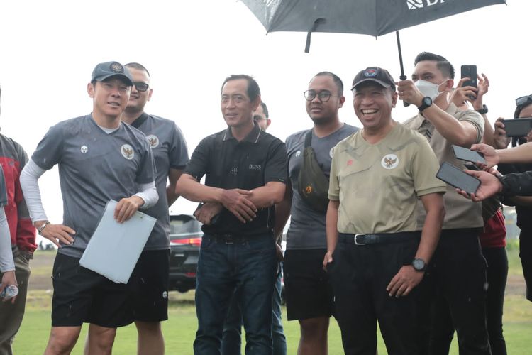 Menteri Pemuda dan Olahraga (Menpora) Zainudin Amali sedang diskusi bersama pelatih Timnas Indonesia Shin Tae-yong (kiri) saat meninjau kegiatan TC untuk persiapan Piala AFF 2022 di Training Ground Bali United, Pantai Purnama Gianyar, Sabtu (3/12/2022) sore.