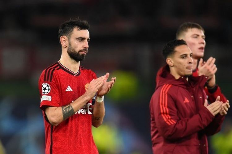 Reaksi gelandang Man United, Bruno Fernandes, seusai laga Man United vs Bayern dalam lanjutan fase grup Liga Champions 2023-2024 di Stadion Old Trafford pada 12 Desember 2023. (Foto oleh PETER POWELL / AFP)