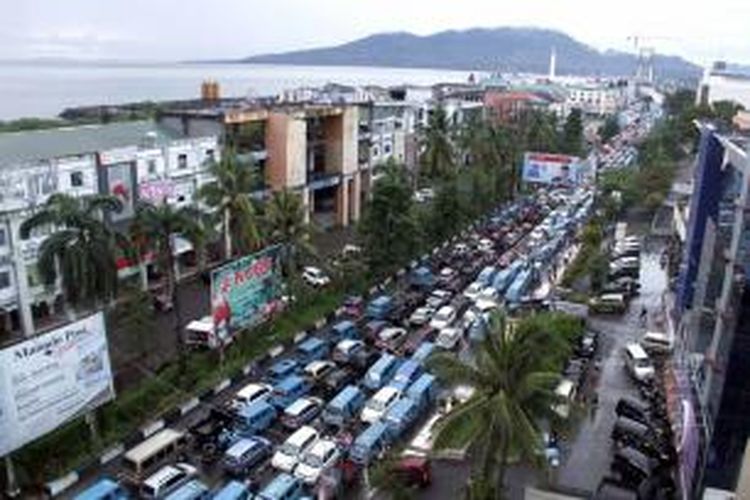 Kondisi salah satu ruas jalan utama di Kota Manado saat arus lalu lintas sangat padat dan menyebabkan kemacetan yang sering dikeluhkan warga.
