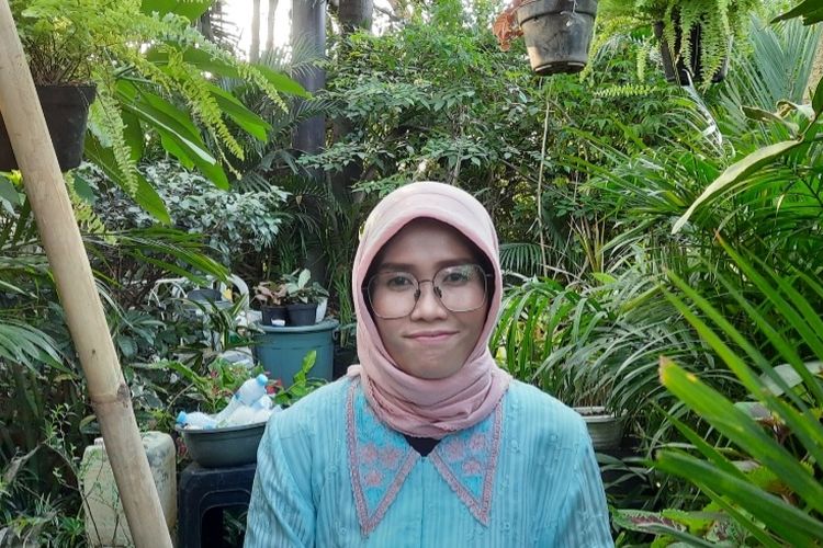 Nurmaya (41), konsisten terus berbagi nasi bungkus sejak awal Ramadhan 2020 hingga kini, setiap Jumat. Foto diambil saat ia ditemui Kompas.com di toko tanaman hias miliknya di Kemanggisan, Palmerah, Jakarta Barat.