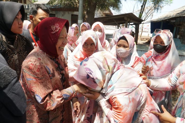 Ccalon gubernur dan wakil gubernur Jawa Timur nomor urut 3, Tri Rismaharini saat mengunjungi Instalasi Pelabuhan dan Pengelolaan Sumber Daya Kelautan dan Perikanan (IP2SKP) Lekok, Pasuruan, Jumat (8/11/2024).
