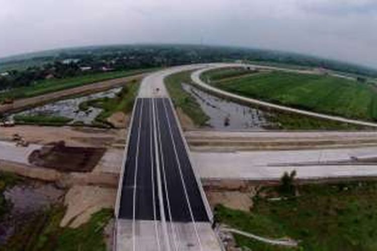 Suasana ruas jalan tol Mojokerto Barat - Mojokerto Utara, Jawa Timur, Selasa (28/06/2016). Ruas jalan tol ini akan digunakan sementara untuk jalur mudik lebaran.