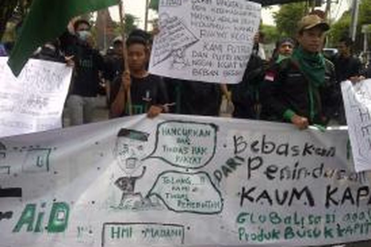 Mahasiswa Malang saat demo di Hari Sumpah Pemuda, di Jalan Veteran Kota Malang, Senin (28/10/2013). Mereka megecam dan menolak investor asing masuk ke Indonesia. 