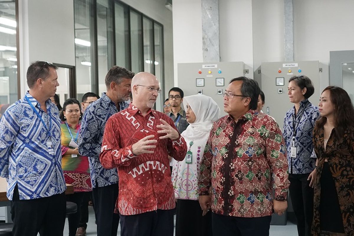 Menteri Riset dan Teknologi/Kepala Badan Riset dan Inovasi Nasional, Prof. Bambang Permadi Soemantri Brodjonegoro berbincang dengan Middle School Principal Jakarta Intercultural School (JIS) Christophe Henry di gedung S. Module JIS, Jakarta, Kamis (16/1/2020). Gedung S. Module merupaka gedung baru milik JIS untuk mendukung aktivitas para murid di bidang STEAM seperti coding, programming, robotics, desain, dan lainnya.