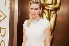 Naomi Watts Tampil Menawan dengan Gaun Pilihan Anak