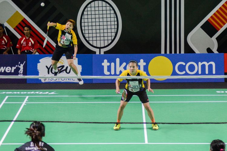 Pebulumtangkis ganda putri dari tim Jaya Raya Jakarta, Apriyani Rahayu (kiri), melakukan smes saat bertanding melawan tim ganda putri dari Tiket.com Champion Klaten dalam laga penyisihan grup Djarum Superliga Badminton 2019 di Sasana Budaya Ganesha (Sabuga), Bandung, Jawa Barat, Senin (18/2/2019). 