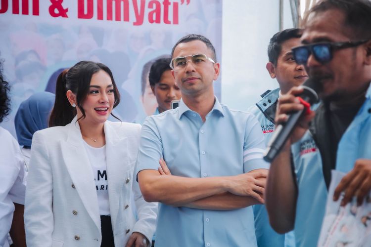 Selebriti Celine Evangelista dan Raffi Ahmad menghadiri apel akbar untuk mendukung calon Gubernur dan Wakil Gubernur Banten Andra Soni-Dimyati Natakusumah, di Cibodas, Kota Tangerang, pada Sabtu, (21/9/2024).