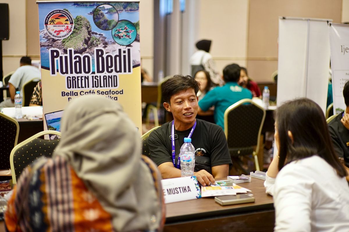 Booth wisata Pulau Bedil di Travel Mart 2025 ramai dikunjungi agen travel dari berbagai daerah, dalam dan luar negeri, Rabu (11/6/2025) 