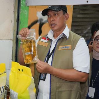 Direktur Utama Perum Bulog Ahmad Rizal Ramdhani saat monitoring pasokan dan harga Minyakita di Pasar Minggu dan Pasar Grogol, Jakarta, pada Selasa (14/4/2026).  