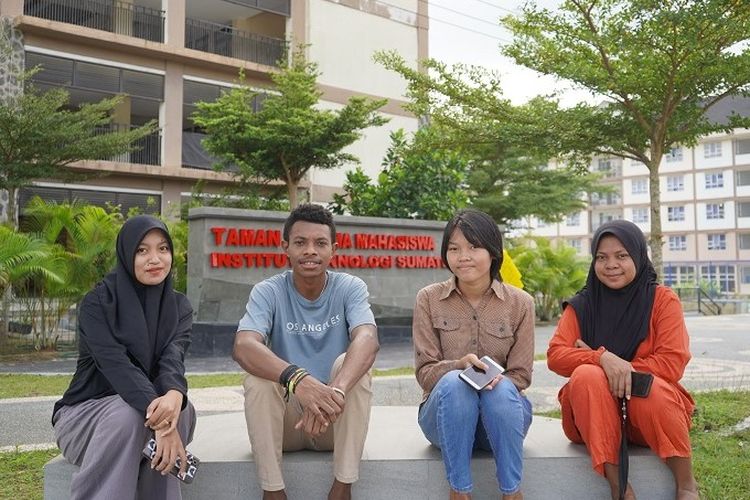 Beberapa mahasiswa Institut Teknologi Sumatera (Itera) yang berasal dari Papua.