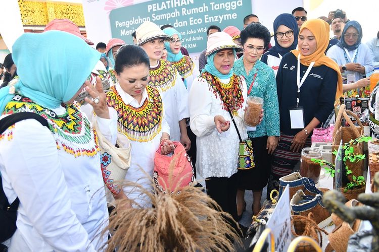 Ibu Negara Iriana Joko Widodo (Jokowi) bersama Organisasi Aksi Solidaritas Era Kabinet Indonesia Maju (OASE-KIM) mengunjungi pelatihan pengolahan sampah rumah tangga menjadi kompos dan eco enzyme di Kantor Kepala Desa Tengin Baru, Sepaku, Kabupaten Penajam Paser Utara, Kamis (12/9/2024).