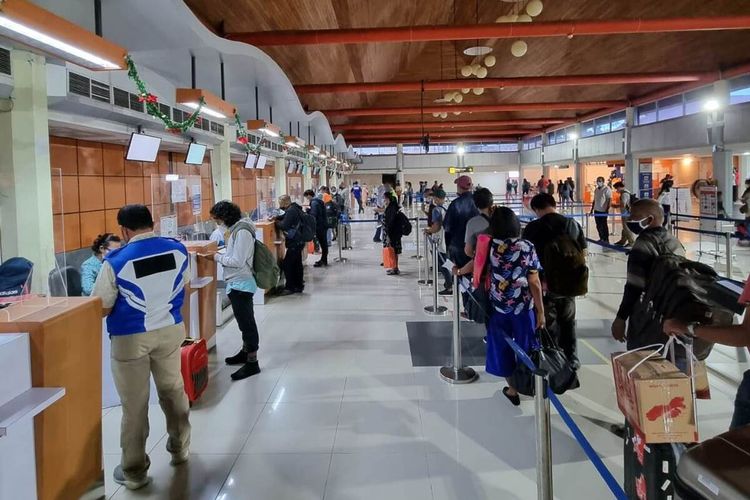 Calon penumpang di Bandara Pattimura Ambon